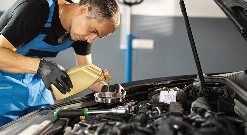 🛠️ Quelle huile moteur choisir pour votre voiture ? Nos conseils pros